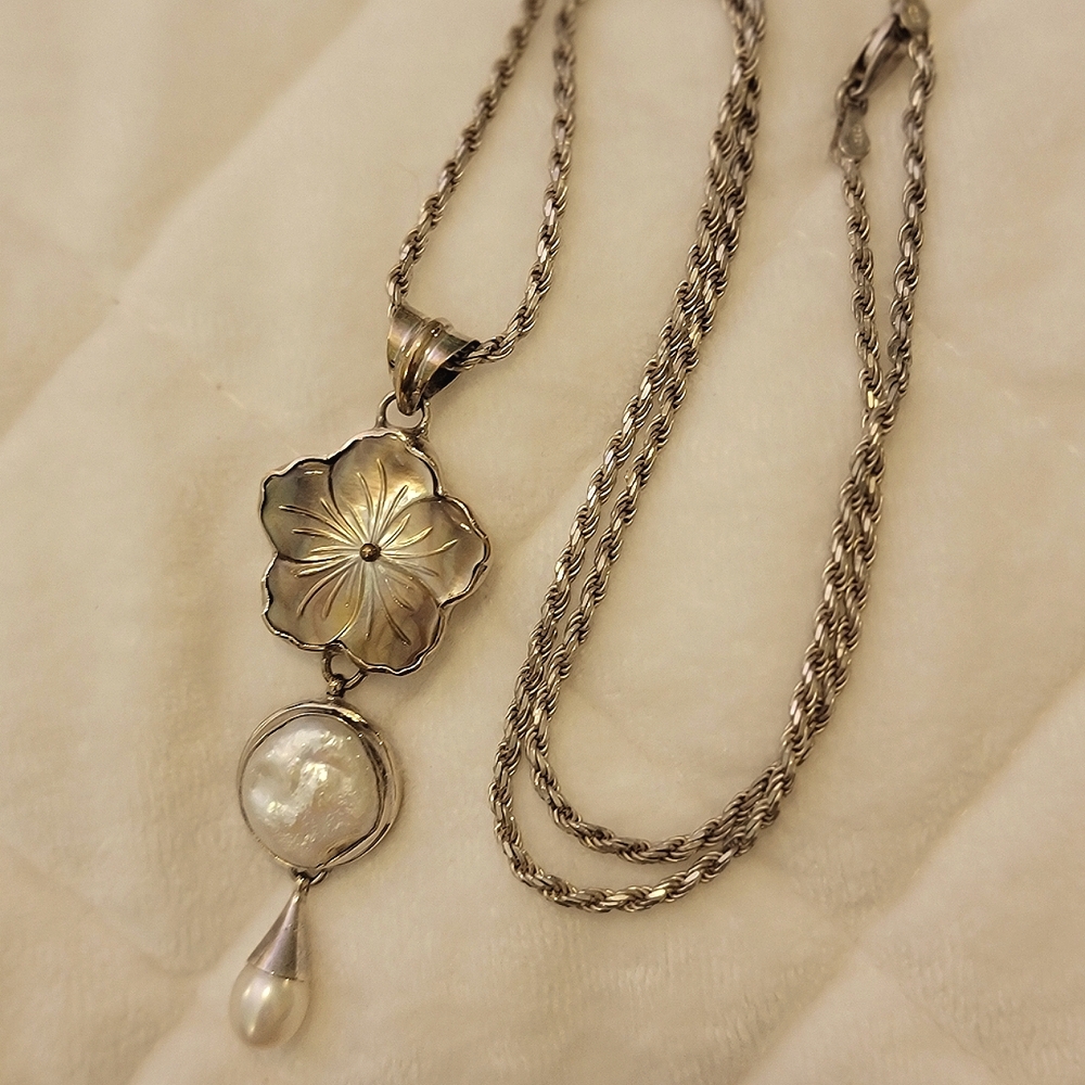 Stunning Sterling Silver Carved MOP & Pearl Flower Necklace - Picture 10 of 12